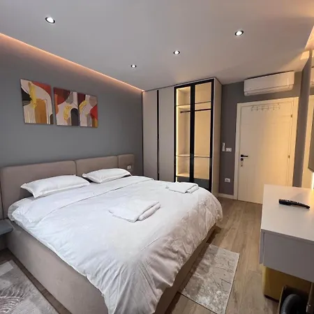 Luxury שקודר